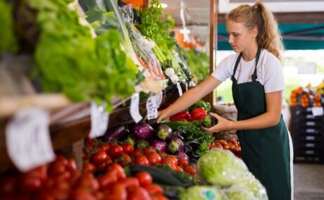 Adolescentă lucrează la magazinul de fructe și legume