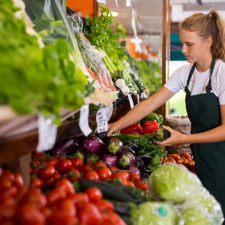 Adolescentă lucrează la magazinul de fructe și legume