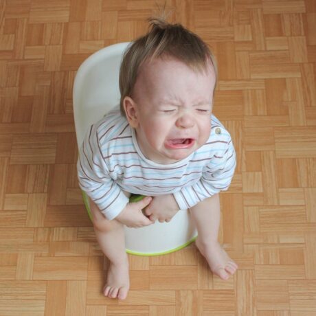 Ce trebuie să faci când copilul refuză să facă treaba mare la oliță