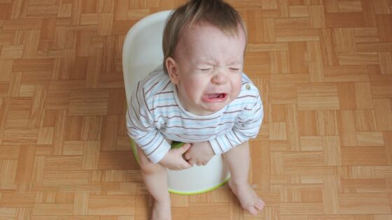 Ce trebuie să faci când copilul refuză să facă treaba mare la oliță