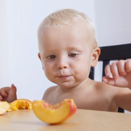 Când poți introduce piersicile în alimentația copilului tău. Care este cel mai sigur moment pentru aceste fructe