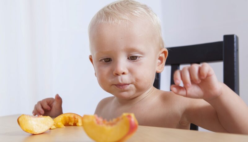 Când poți introduce piersicile în alimentația copilului tău. Care este cel mai sigur moment pentru aceste fructe