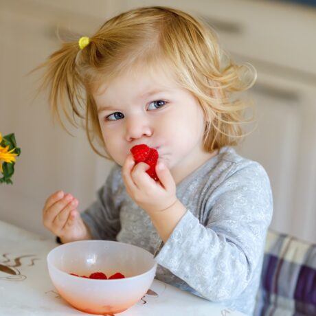 Momentul oportun pentru a introduce zmeura în alimentația copilului. Cum poți face procesul de diversificare să fie unul sigur pentru cel mic