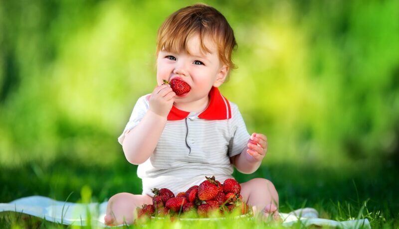 Când poți să-i oferi bebelușului tău căpșuni. Momentul potrivit în care le poți introduce în alimentația celui mic
