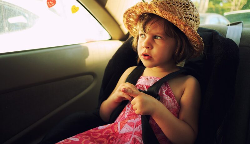 Nu lăsa copilul singur în mașină: iată de ce este foarte periculos