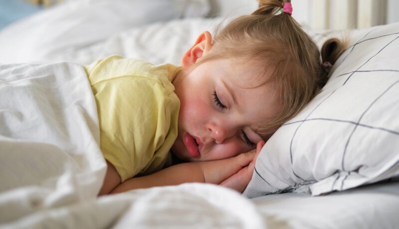 Sfaturi pentru un somn sigur la copii. Experții trag câteva semnale de alarmă pentru părinți