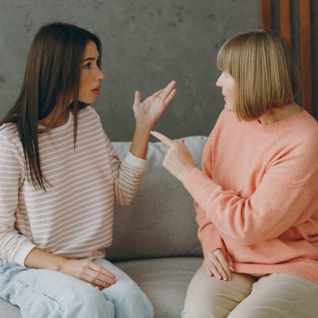Mama și fiica-adult vorbesc în contradictoriu pe canapea
