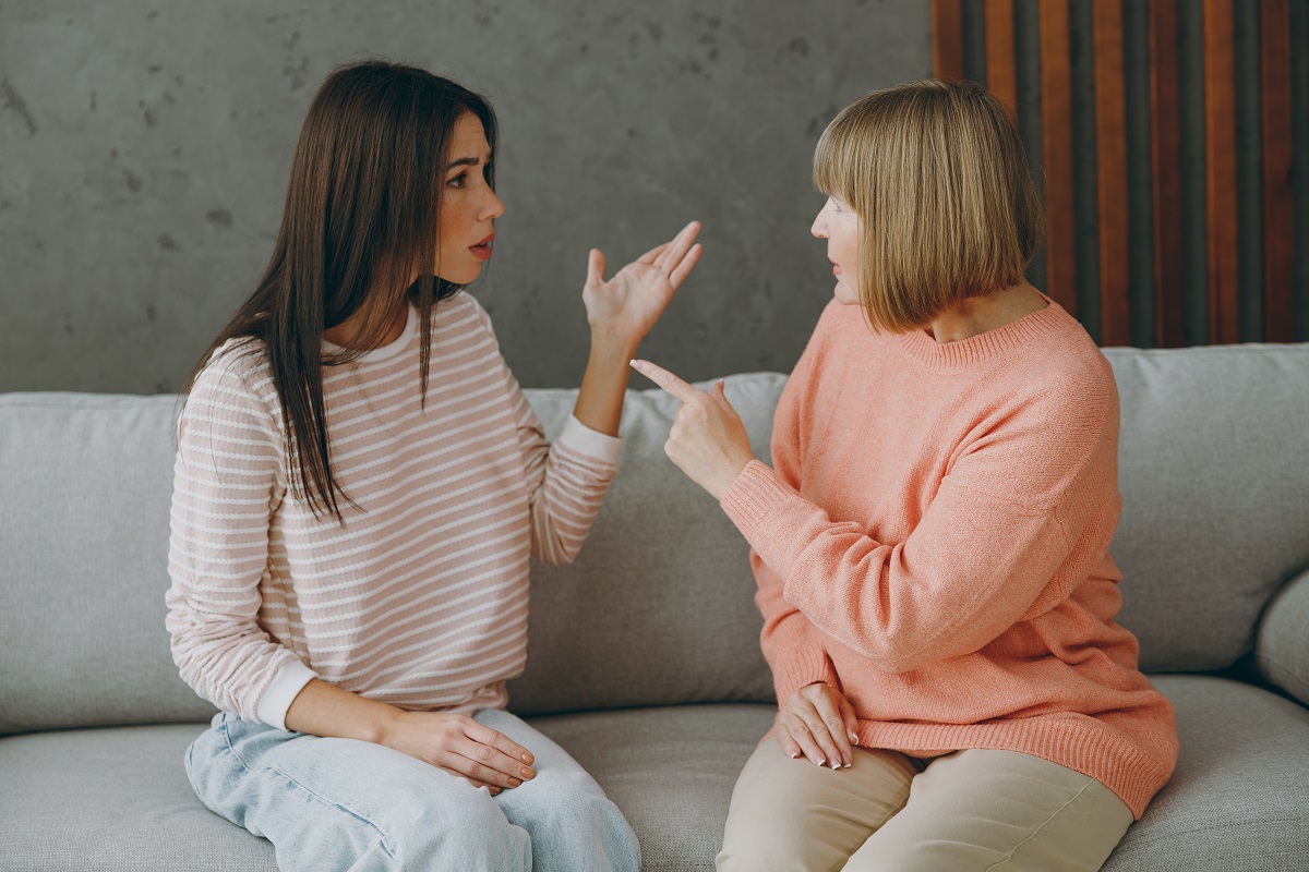 Mama și fiica-adult vorbesc în contradictoriu pe canapea