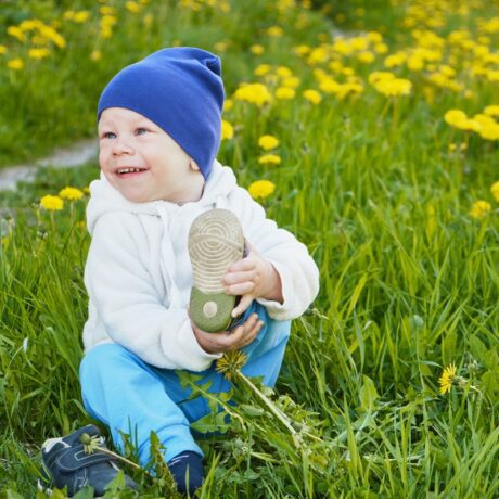 Motivul pentru care toddlerul tău are tendința să se dezbrace. Ce poți să faci în aceste situații