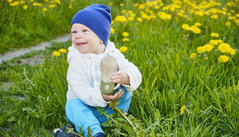 Motivul pentru care toddlerul tău are tendința să se dezbrace. Ce poți să faci în aceste situații