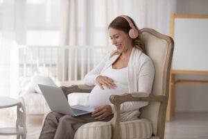 Stimularea auzului la bebeluși. Când începe fătul să audă sunete în burtică