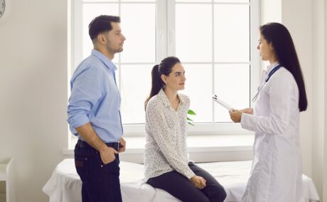 Cuplu tânăr stă de vorbă cu medicul