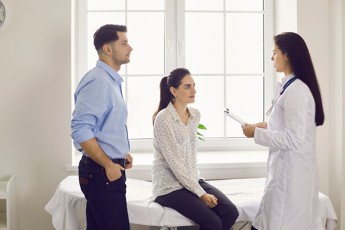Cuplu tânăr stă de vorbă cu medicul