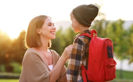 Mama își ia la revedere de la băiatul care merge singur la școală