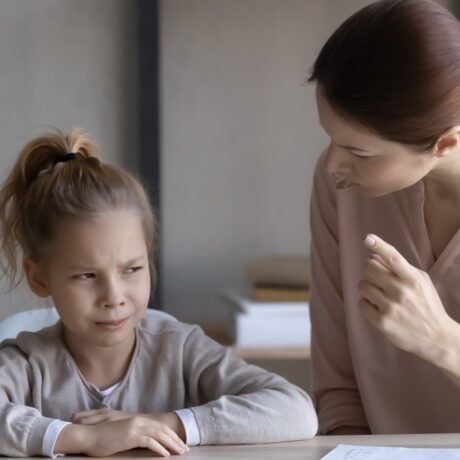 Mama vorbește ceva serios cu fetița, care este mezinul familiei