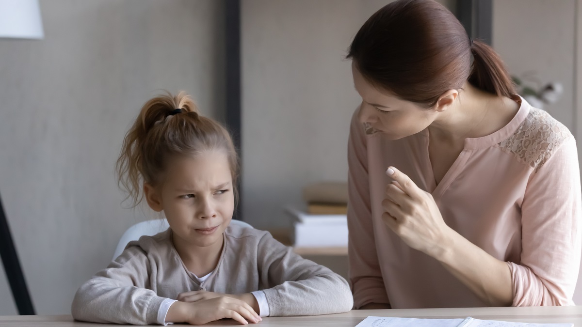 Mama vorbește ceva serios cu fetița, care este mezinul familiei