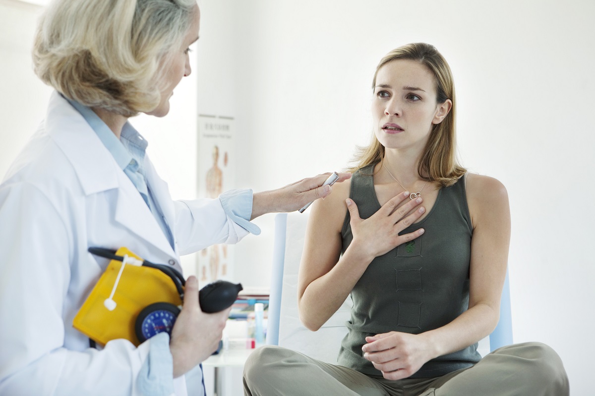 Tânără gravidă îi explică medicului că respiră greoi