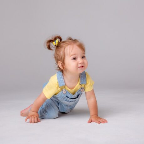 Când începe bebelușul să se târască?