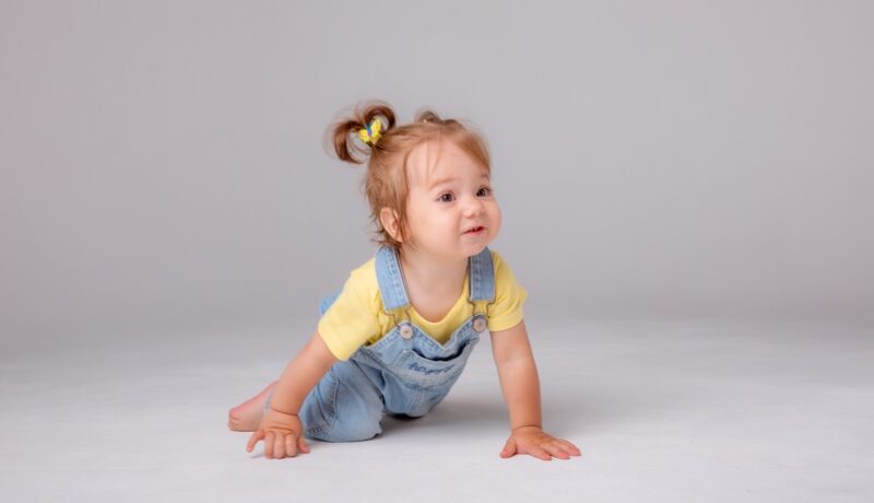 Când începe bebelușul să se târască?