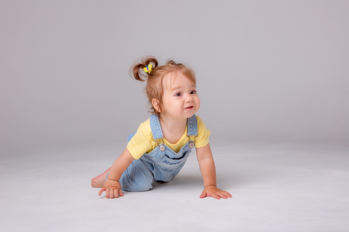 Bebeluș se târăște pe podea