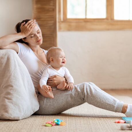 Anxietatea postpartum: ce este și cu ce se diferențiază de depresie