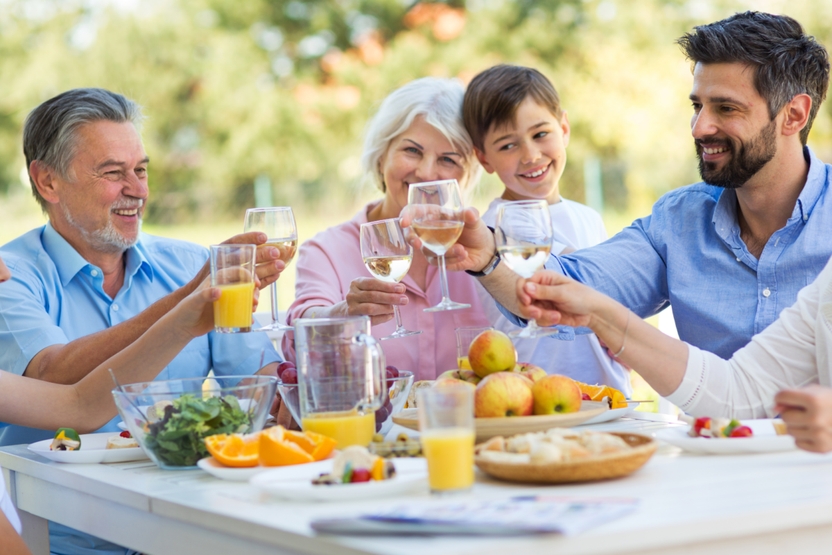 O familie care ia masa împreună