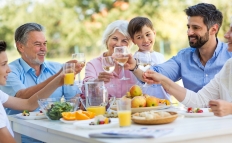 O familie care ia masa împreună