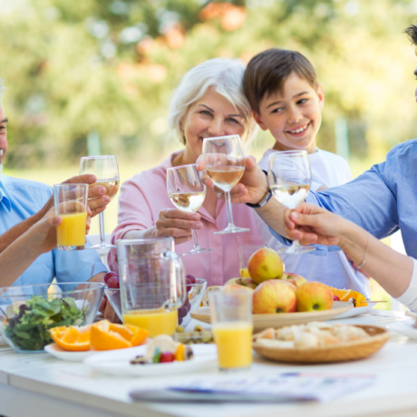 O familie care ia masa împreună