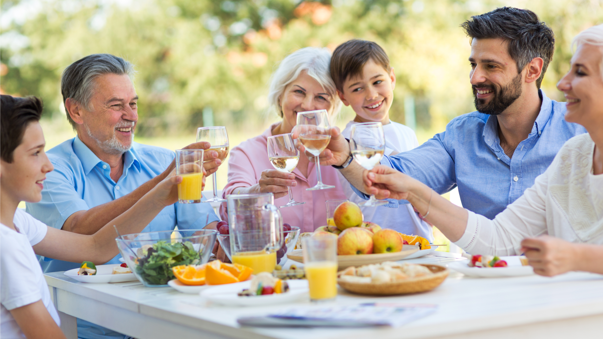 O familie care ia masa împreună