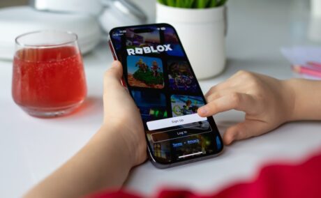 Un copil care încearcă să se logheze pe Roblox