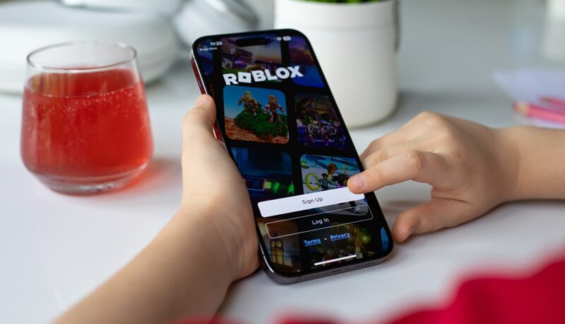 Roblox anunță noi funcții de siguranță pentru copiii sub 13 ani. Platforma are aproximativ 70 de milioane de utilizatori zilnici în lume