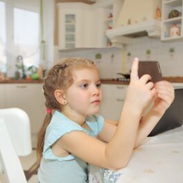 Când ar trebui să-i cumperi telefon copilului?