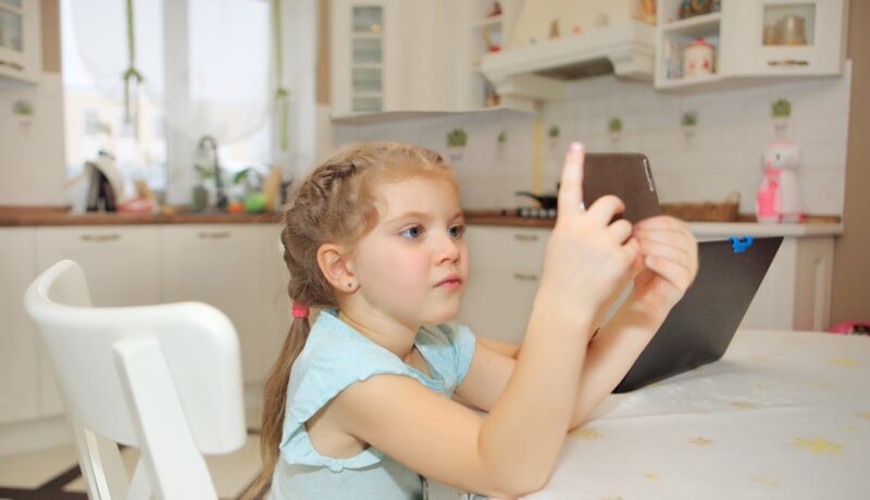 Când ar trebui să-i cumperi telefon copilului?