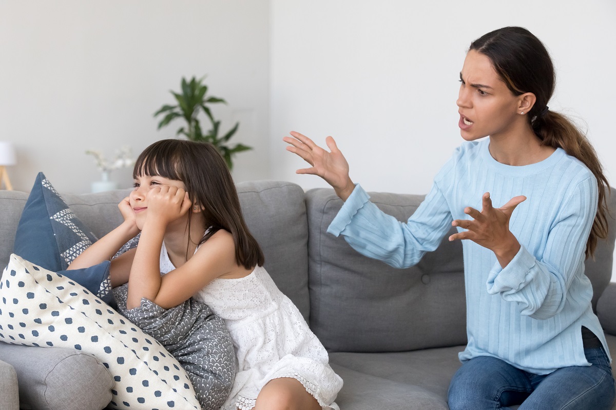 Mama supărată își cearta fiica care stă cu spatele și nu o ascultă