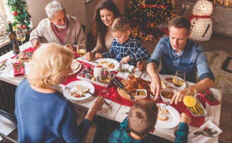 Familie care mănâncă la masa de Crăciun