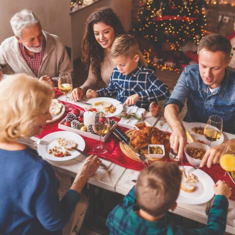 Familie care mănâncă la masa de Crăciun