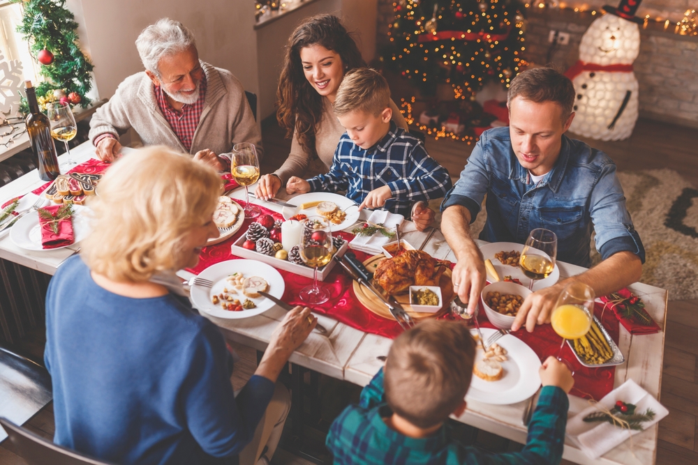 Familie care mănâncă la masa de Crăciun