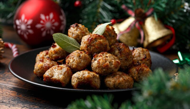 Chifteluțe la cuptor din carne de curcan și legume. O opțiune sănătoasă și gustoasă pentru mesele festive ale celor mici