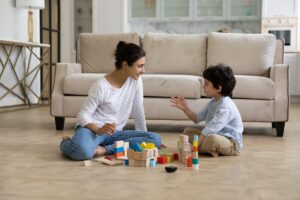 Cum poți să vorbești cu un copil ca să te faci plăcută. Sfaturi simple și utile de la specialiștii în parenting