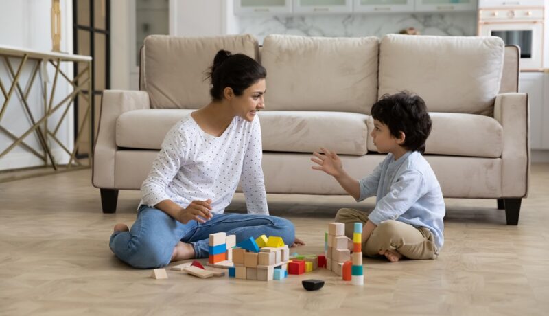 Cum poți să vorbești cu un copil ca să te faci plăcută. Sfaturi simple și utile de la specialiștii în parenting