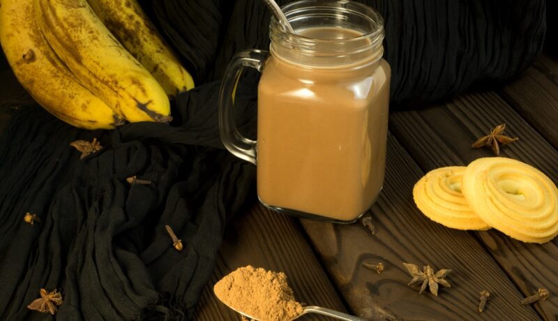 Smoothie cald de banane și lapte. O băutură reconfortantă, aromată cu puțină scorțișoară sau vanilie, perfectă pentru o seară de iarnă