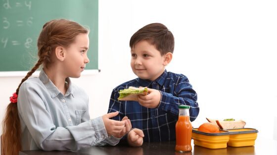 Cum să îți înveți copilul despre importanța prieteniei și empatiei