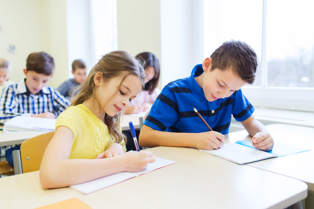 Copii în sala de clasă care dau test