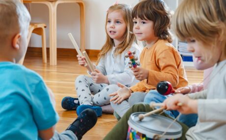 Mai mulți copii care cântă la instrumente pentru a ilustra impactul muzicii asupra dezvoltării cognitive a copiilor