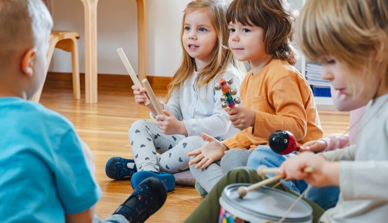 Impactul muzicii asupra dezvoltării cognitive a copiilor: Ce spun studiile