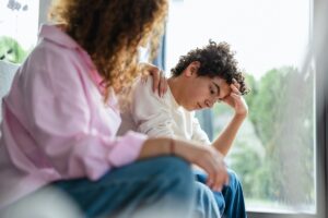 Cum să îți înveți copilul să își gestioneze emoțiile în situații stresante