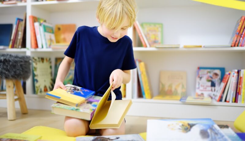 Cum să creezi o bibliotecă acasă care să-l facă pe copil să iubească cititul