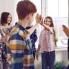 Cum să-l înveți pe copil să își facă prieteni fără să intervii prea mult