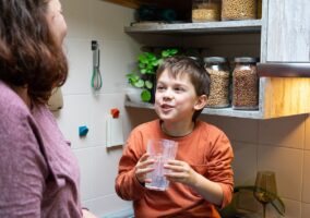 Cum să creezi un ritual zilnic de conectare părinte-copil