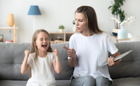 Mama încearcă să vorbească cu fiica ei care are o criză de furie